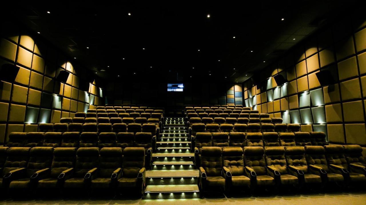 Отель The Weekend Address Сурат Экстерьер фото
