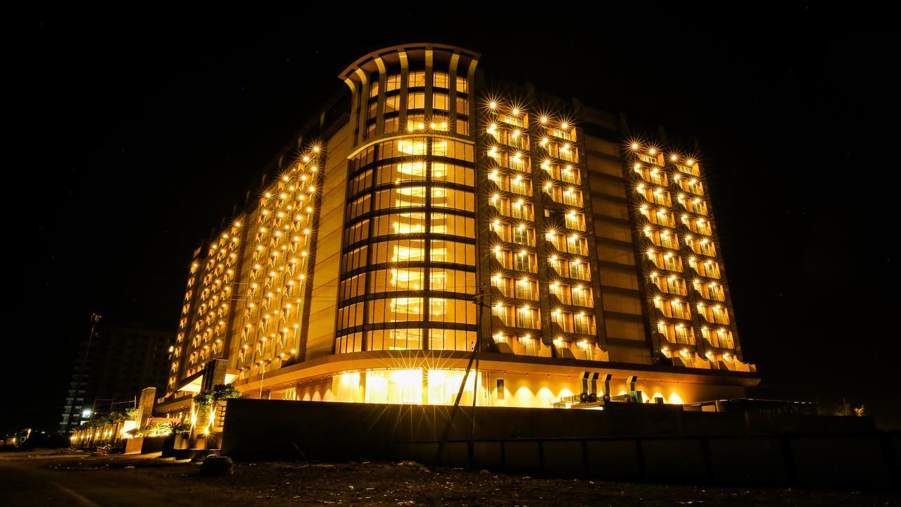 Отель The Weekend Address Сурат Экстерьер фото