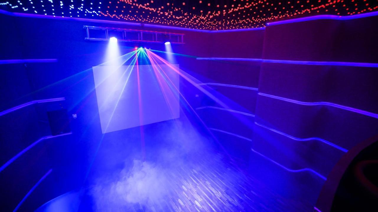 Отель The Weekend Address Сурат Экстерьер фото